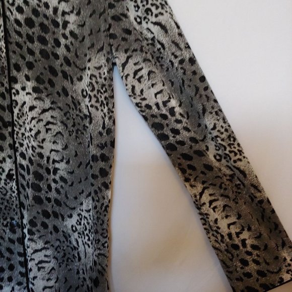 Chices Travelers Black/Gray Leopard Pattern Button Down Slinky Knit Blouse S1 - Picture 6 of 9